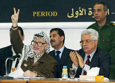 Na zdjciu: &Oacute;wczesny przywódca Autonomii Palestyskiej (AP) Jaser Arafat (po lewej) z ówczesnym premierem AP Mahmoudem Abbasem (po prawej) 29 kwietnia 2003 r. (Zdjcie David Silverman/Getty Images)