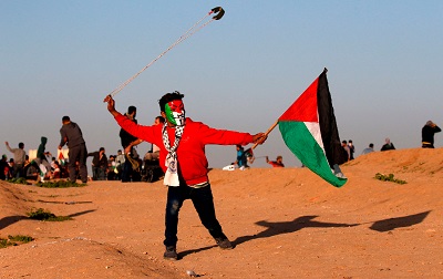 Palestyscy protestujcy przy plocie granicznym midzy Gaz a Izraelem(Zdjcie: AFP)