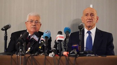 Palestyski prezydent Mahmoud Abbas i byy premier Ehud Olmert krytykuj nowy plan pokojowy USA na konferencji prasowej w Nowym Jorku, 11 lutego 2020r.(Zdjcie: AFP)