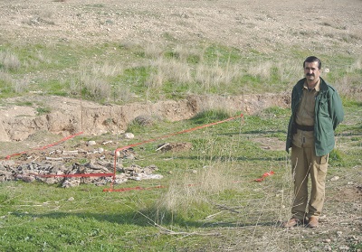 Jazyd obok masowego grobu odkrytego w listopadzie 2015 r. po wyzwoleniu Sindar przez siy kurdyjskie z rk Pastwa Islamskiego (Zdjcie: SETH J. FRANTZMAN)