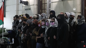 Zatrzymani przez policję studenci Columbia University, YouTube: https://www.youtube.com/watch?v=Kk9riHj9NbY