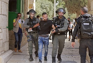 Zatrzymanie Palestyńczyka przed wejściem na dziedziniec meczetu Al-Aksa 21 maja 2021 (zdjęcie AFP)
