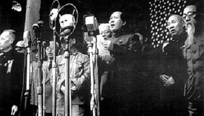 Populistyczno-nacjonalistyczna zmiana ideologiczna prowadzona przez chińskiego prezydenta, Xi Jinpinga, ma jeszcze jedną, nieuchronną konsekwencję: przedstawia Chiny jako ekspansjonistyczne mocarstwo. Putin pokazał drogę, kiedy zaanektował Krym. Na zdjęciu Mao Zedong ogłasza utworzenie Chińskiej Republiki Ludowej 1 października 1949r. (Zdjęcie: wikipedia)