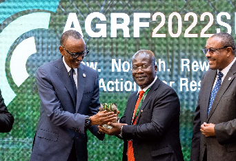 Prof. Eric Danquah odbiera nagrod Africa Food 2022 z rk prezydenta Rwandy Paula Kagame. Z boku Hailemariam Dessalegn, przewodniczcy Sojuszu na rzecz Zielonej Rewolucji w Afryce (AGRA) 