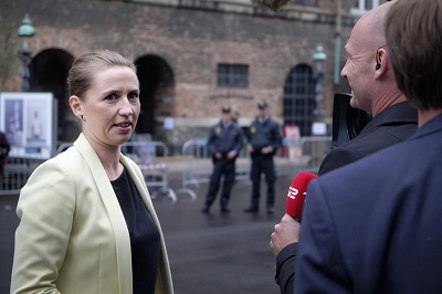 Mette Frederiksen, przywódczyni partii Socjaldemokratycznej Danii, mówi: “Kiedy jest się dzieckiem w Danii, jest niesłychanie ważne, by wyrastać w duńskiej kulturze i duńskim życiu codziennym... niezależna szkoła bazująca na islamie nie jest częścią kultury większości w Danii… Nie podoba mi się też brak równości w szkołach i te bardzo nienawistne słowa przeciwko naszej mniejszości żydowskiej”. (Zdjęcie: News Oresund/Flickr)