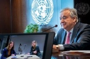Sekretarz generalny ONZ António Guterres udziela zdalnego wywiadu reporterom niemieckiego tygodnika „Die Zeit”. ródo: Mark Garten/UN Photo.