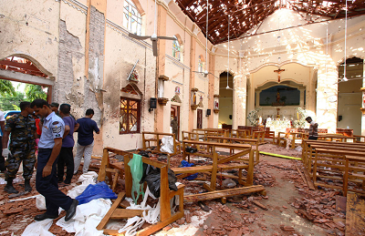 W Wielkanocn Niedziel, 21 kwietnia 2019 roku, zmasakrowano 253 niewinnych ludzi, wcznie z wieloma dziemi, podczas ataków na kocioy i trzy hotele na Sri Lance, najwiksz liczb zabitych w zamachu terrorystycznym od niemal 3 tysicy 11 wrzenia 2001 roku. Na zdjciu: Koció St. Sebastian w Negombo na Sri Lance 21 kwietnia 2019 roku, po zamachu bombowym kilka godzin wczeniej. (Zdjcie: Stringer/Getty Images)