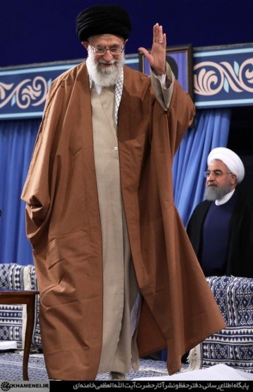Najwyższy przywódca Chamenei z prezydentem Hassanem Rohanim w tle (Źródło: Farsi.khamenei.ir)