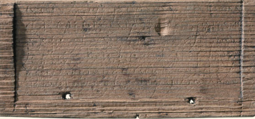 Ilustracja. 4. Jedna z Bloomberg tablet. Pisanie na wosku pozostawia zadrapania na drewnianej powierzchni, które można zobaczyć na fotografiach zrobionych ze światłem pod różnymi kątami, co rzuca cienie na powierzchnię tabliczki © Museum of London Archaeology.