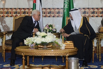 Abbas podczas poprzedniej wizyty w Arabii Saudyjskiej 23 lutego 2015 r. na spotkaniu z królem saudyjskim Salmanem. (Zdjcie: Thaer Ghanaim/PPO via Getty Images)