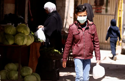 Chopiec w maseczce w palestyskim obozie Daramana po wybuchu epidemii koronawirusa  (COVID-19), w Damaszku w Syrii, 1 kwietnia 2020(zdjcie: REUTERS/OMAR SANADIKI) 