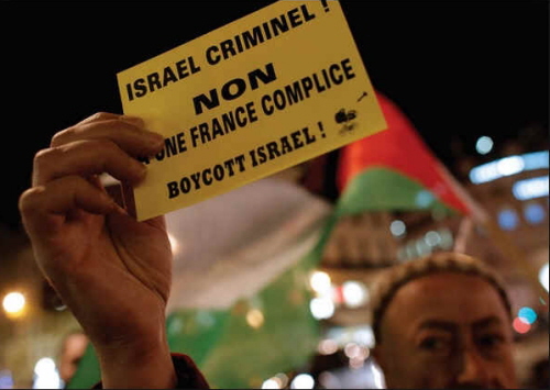 We Francji zwolennik Palestyny trzyma ulotkę popierającą bojkot Izraela. (zdjęcie: REUTERS)