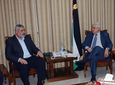 Hamas i Fatah, dwie palestyskie partie rzdzce, jedna Gaz, a druga Zachodnim Brzegiem, s od 12 lat w stanie wojny ze sob. Jeli jednak idzie o represje i pogwacenia praw czowieka we wasnym spoeczestwie, Hamas i Fatah s towarzyszami broni. Na zdjciu prezydent Autonomii Palestyskiej i przewodniczcy Fatahu Mahmoud Abbas (po prawej) podczas spotkania z przywódc Hamasu Ismailem Hanij 30 maja 2007 w Gazie. (Zdjcie Abu Askar/PPO via Getty Images)