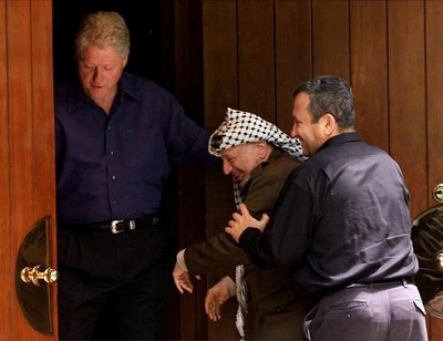 Bill Clinton, Yasser Arafat i Ehud Barak podczas rozmów pokojowych w Camp David w lipcu 2000 roku.<br /> (Zdjcie: Reuters)