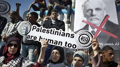 Palestyczycy w Gazie protestuj przeciwko Deklaracji Balfour w jej 100. rocznic. Twierdzenie, e palestyscy mieszkacy byli ignorowani, jest bezpodstawne. (Zdjcie: AP)