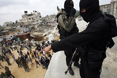 Islamski Dihad od dnia swojego zaoenia nie przyniós Palestyczykom w rzdzonej przez Hamas Strefie Gazy niczego poza nieszczciem, zniszczeniem i  mierci. Na zdjcie: Terroryci z Islamskiego Dihadu obserwuj tum z dachu meczetu 27 marca 2010 r. w Chan Jounis w Strefie Gazy. (Zdjcie: Warrick Page/Getty Images)