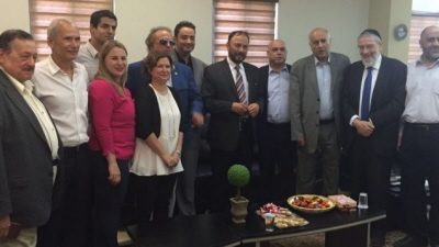Emerytowany genera saudyjski, Anwar Eszki (porodku w krawacie w paski) i czonkowie jego delegacji na spotkaniu z czonkami Knesetu i innymi podczas wizyty w Izraelu 22 lipca 2016 r. (Zdjcie z: Twitter)