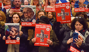Londyn, 9 listopada 2023 r. Pro-izraelska demonstracja przed siedzib brytyjskiego Czerwonego Krzya wzywajca t organizacj do pomocy porwanym przez Hamas Izraelczykom. (Zdjcie: © Vuk Valcic/ZUMA Press Wire)