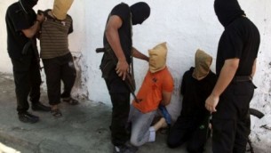 Terroryci Hamasu dokonuj “egzekucji kolaborantów” w miecie Gaza City (zdjcie: Fox News, free to use & share, even commercially)