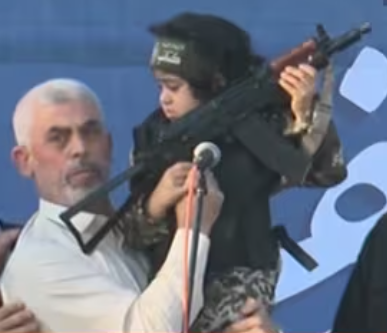 Kochajcy dzieci przywódca Hamasu, Yahya Sinwar, w maju 2021r.  