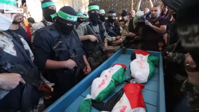 Zamaskowani zbrojni ludzie Hamasu pozuj dla mediów podczas pogrzebu dzieci Abu Hindi w Gazie, 7 maja 2016.