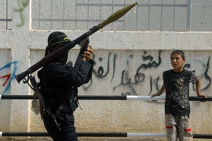 Palestyczyk w Gazie trzyma wyrzutni rakietow. Zdjcie: Ahmad Khateib/Flash90.