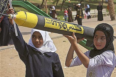 Aktywnoci na obozie letnim dla dziewczynek palestyskich w Gazie (zdjcie AP)