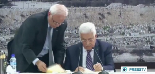 Prezydent Autonomii Palestyskiej Mahmoud Abbas podpisuje wnioski o czonkowstwo w organizacjach ONZ. Zdjcie: PressTV / YouTube