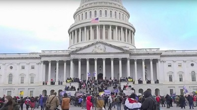 Masowe poparcie prezydenta USA Donalda Trumpa na Kapitolu, gdzie cz protestujcych wybia okna i wdara si do budynku, protestujc przeciwko wynikom wyborów. 6 stycznia 2021. ródo: Zrzut z ekranu YouTube.