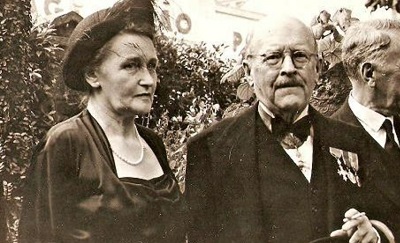 To jest Robert Smallbones, urzędnik służby cywilnej i dyplomata, i jego żona, Inga. Między listopadem 1938 roku a wybuchem II wojny światowej pomogli PONAD CZTERDZIESTU TYSIĄCOM Żydów uciec przed nazistami i dostać się do Wielkiej Brytanii.
