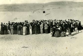 Tel Aviv, którego narodziny datuje się na 11 kwietnia 1909, kiedy grupa Żydów zebrała się na wydmach na północ od Jaffy planując na nabytych działkach budowę miasta.