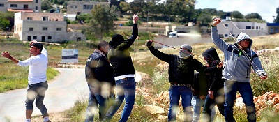 Arab youth prepare to attack Jewish passersby enroute in Judea (Photo - Flash 90)