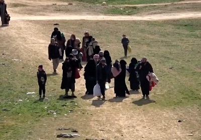 Ludzie uciekaj przed walkami w Baghuz, gdzie Syryjskie Siy Demokratyczne wyzwalaj obszary wschodniej Syrii od Pastwa Islamskiego. (Reuters). (zdjcie: REUTERS)