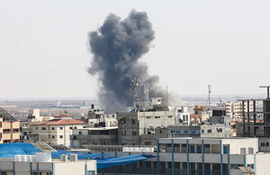 Dym unosi się podczas izraelskiego nalotu w Rafah w Strefie Gazy w niedzielę.(zdjęcie: ABED RAHIM KHATIB/FLASH90)