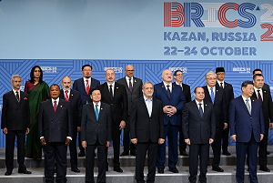 <span>Posiadanie broni jdrowej zapewnia kademu reimowi tarcz ochronn przed zagraniczn interwencj, usuwajc strach przed odwetem. Biorc pod uwag t rzeczywisto, adne wysiki dyplomatyczne — niezalenie od ich struktury — nie przekonaj Iranu do dobrowolnego zrzeczenia si ambicji nuklearnych. Na zdjciu: Prezydent Iranu Masoud Pezeszkian (w rodku) w doborowym towarzystwie) na zlocie tyranów w Kazaniu. (Zdjcie: Wikipedia)</span>