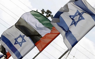 Flagi Zjednoczonych Emiratów Arabskich i Izraela na lotnisku w Abu Zabi 31 sierpnia 2020 roku. Photo by JACK GUEZ)