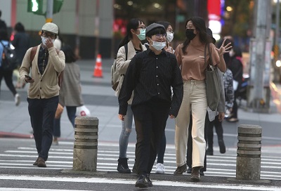 Mieszkańcy stolicy Tajwanu, Tajpei, noszą maski, by ograniczać szerzenie się koronawirusa.