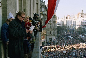 Vaclav Havel 10 grudnia 1989 roku przedstawia nazwiska ministrów pierwszego od 1948 roku niekomunistycznego rzdu Czechosowacji. Praga, Václavské námstí) (Zdjcie: Levan Ramiszwili, Flickr)