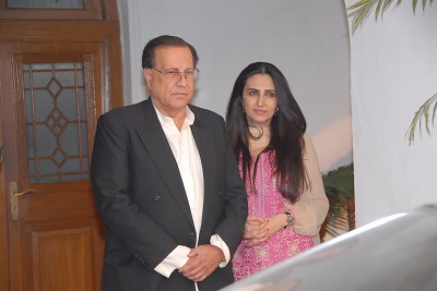Na zdjciu: Salman Taseer, zamordowany gubernator Pendabu w Pakistanie w towarzystwie ony, Aamny, przygotowuje si na spotkanie ambasadora USA w Pakistanie 6 listopada 2010 r. (Zdjcie: Salman Taseer/Flickr)