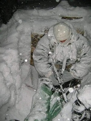 Ukraiński żołnierz w pierwszych dniach zimy. (Autor zdjęcia nieznany.)