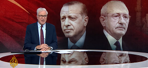 <span> Kampania reelekcyjna prezydenta Turcji Recepa Tayyipa Erdoğana (po 21 latach rządów) wyznacza cel „przetrwanie naszego kraju w starciu z głównymi mocarstwami zachodnimi, krzyżowcami, wrogami wewnętrznymi, zdrajcami, terrorystami, ateistami i homoseksualistami”. Na zdjęciu: Turecka kampania wyborcza, maj 2023r., zrzut z ekranu wideo.)</span>