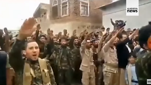<span>Biece doniesienia sugeruj, e Huti, iraska szyicka grupa terrorystyczna, prowadzi negocjacje w sprawie dostarczenia broni somalijskiej Al-Szabaab, sunnickiej grupie dihadystów sprzymierzonej z Al-Kaid, aby rozszerzy kontrol Iranu nad transportem morskim. Podczas gdy Al-Szabaab dziaaa, wzorem Al-Kaidy, uywajc karabinów i adunków wybuchowych, Huti mog zaoferowa ulepszone drony i technologi rakietow. Na zdjciu: bojownicy Huti oddaj nazistowski salut. (Zdjcie: zrzut z ekranu wideo -</span> https://www.youtube.com/watch?v=luBayvKlurQ )