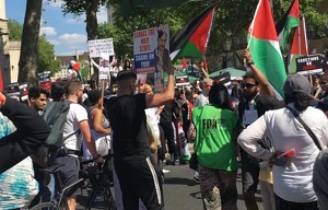 Napis “Netanjahu = Hitler” na antyizraelskiej demonstracji w Londynie 12 czerwca(zdjęcie: LEE HARPIN/JEWISH NEWS)