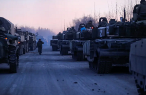 Opancerzony konwój prorosyjskich żołnierzy podczas konfliktu Ukraina-Rosja na drodze prowadzącej do oblężonego południowego miasta portowego Mariupol, Ukraina, 28 marca 2022. (zdjęcie: Alexander Ermochenko/Reuters)