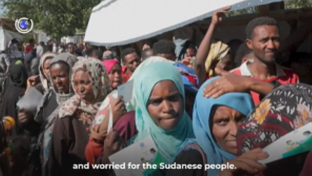 Sudanese refugees queuing for food (Source: Al-Jazeera, video screenshot.)