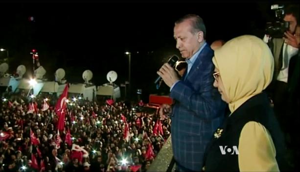 Prezydent Turcji, Recep Tayyip Erdogan ogasza zwycistwo w referendum 16 kwietnia na wiecu w wieczór wyborczy. (Zrzut z ekranu VOA)