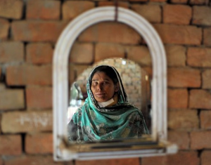 <span>W Pakistanie ataki kwasem solnym na kobiety – zwłaszcza kobiety z mniejszości, głównie chrześcijanki – są powszechną formą „zemsty” muzułmańskich mężczyzn, którzy czują się odrzuceni. Na zdjęciu: Asiya Bibe, ofiara ataku kwasem solnym, przegląda się w swoim domu w lustrze.)</span>