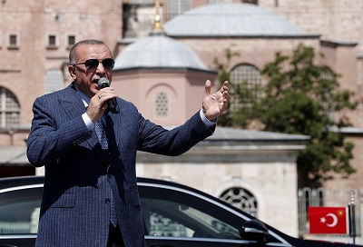 Turecki prezydent Recep Tayyip Erdogan rozmawia z mediami po piątkowych modłach w Wielkim Meczecie Hagia Sophia w Stambule, 7 sierpnia. (Murad Sezer/Reuters)