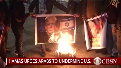 Gar Palestyczyków, których sfilmowano w Betlejem, kiedy palili wizerunki prezydenta Trumpa 6 grudnia, pokazano tak, jakby byli czci masowego protest ogarniajcego palestyskie spoecznoci. (Zrzut z ekranu z CBS News)