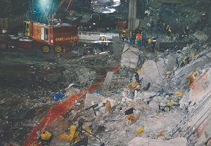 Następstwa zamachu bombowego na World Trade Center w 1993 roku. (Źródło: Archives.fbi.gov/archives/news/stories/2008/february/tradebom_022608).
